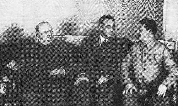 Во время переговоров в Кремле летом 1942 г Слева направо У Черчилль А - фото 4