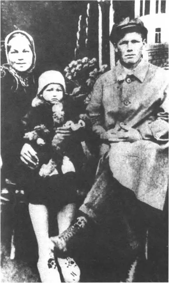 Борис Ельцин с родителями Клавдией Васильевной и Николаем Игнатьевичем Ельцин - фото 1