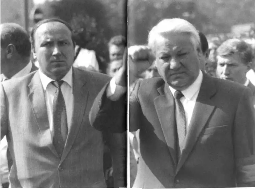 Путчисты разгромлены Коржаков и Ельцин 1991 г Борис Ельцин выступает с - фото 29