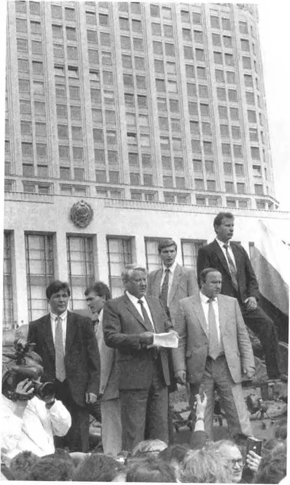 Борис Ельцин выступает с брони танка 1991 г Последнее обращение к россиянам - фото 30