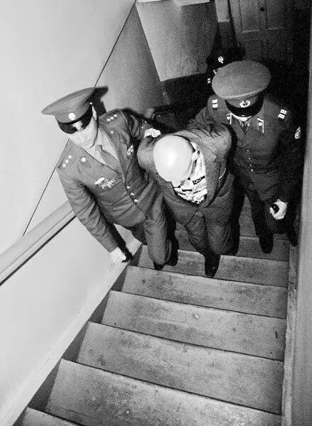 Чикатило в заключении 1992 год На суде он демонстрировал явные признаки - фото 12
