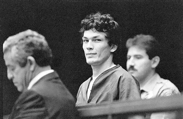 Ричард Рамирес во время суда в 198889 гг Его дело вылилось в один из самых - фото 61