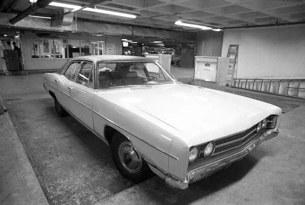 Автомобиль ФордГэлакси 1970 года выпуска в котором Берковиц был арестован в - фото 76