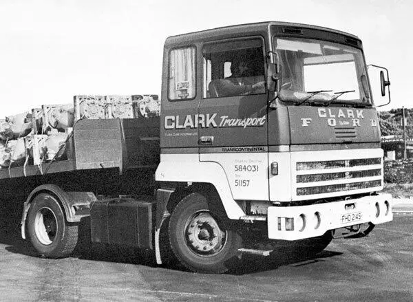 Фотография Питера Сатклиффа за рулем грузовика на котором он в 1970е работал - фото 88