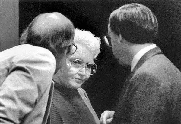 Доротея Монтальво Пуэнте разговаривает со своим адвокатом в 1990 году в суде - фото 101