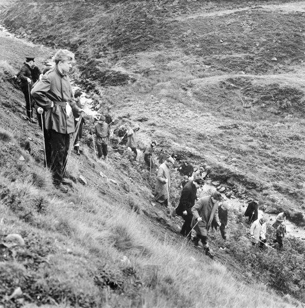 22 октября 1965 г Полисмены и представители общественности прочесывают - фото 110