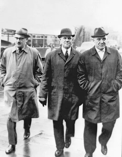 Апрель 1966 г Детективы прибыли в здание суда для участия в процессе над Иэном - фото 113