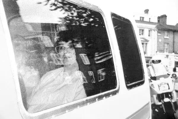 Розмари Уэст доставляют в тюремной машине в здание суда в 1994 году Она - фото 125