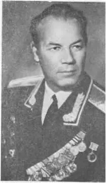 Генералмайор И А Орлов 1975 г Генерал Г Ф Одинцов прикрепляет орден - фото 49
