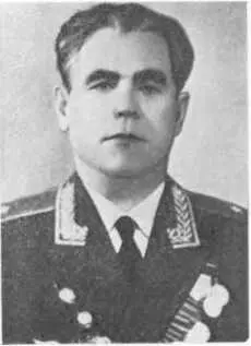 Д М Комиссаров Ф П Бульканов ЛЕНИНГРАДЦЫ ВОСПИТАННИКИ ЛЕНИНГРАДСКИХ - фото 59
