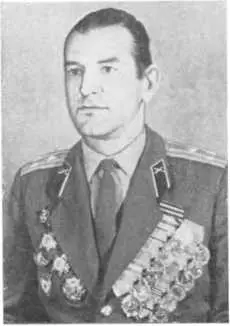 Г Л Пальмский М А Ременников А А Ильин в центре ОНИ ШТУРМОВАЛИ - фото 62