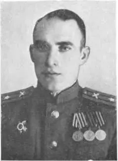М А Ременников А А Ильин в центре ОНИ ШТУРМОВАЛИ БЕРЛИН Ф Цыганков - фото 63