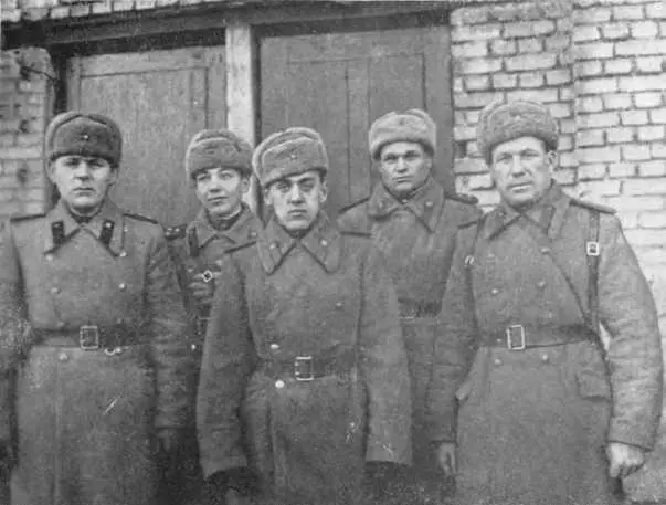 А А Ильин в центре ОНИ ШТУРМОВАЛИ БЕРЛИН Ф Цыганков С Н Захаров - фото 64
