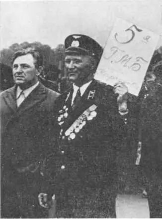 На Марсовом поле 9 мая 1975 г ЭСТАФЕТУ МУЖЕСТВА МОЛОДОМУ ПОКОЛЕНИЮ - фото 80