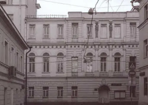 Вид из окна автора книги на бывшую гимназию М Г Брюхоненко в Большом - фото 14