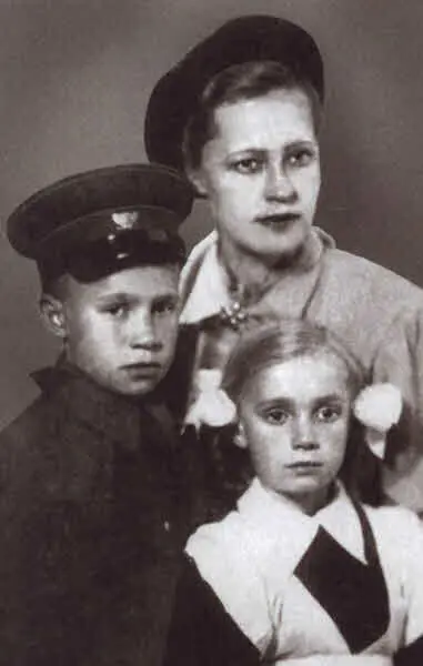 Муза Малиновская с дочерью Музой и сыном Леонидом Москва 1 сентября 1954 г - фото 58