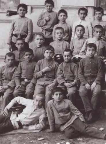 Володя Маяковский третий слева в первом ряду среди учеников Кутаисской - фото 11