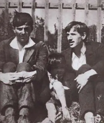 Маяковский и Корней Чуковский с сыном Николаем Куоккала 1915 г Маяковский - фото 21