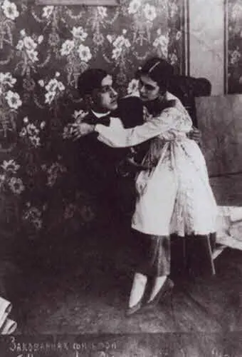 Маяковский и Брик в картине Закованная фильмой 1918 г В Маяковский и А - фото 27