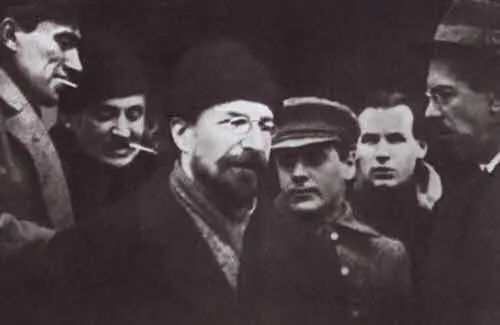 В Маяковский и А Луначарский среди участников совещания Кинокомитета 1918 г - фото 28