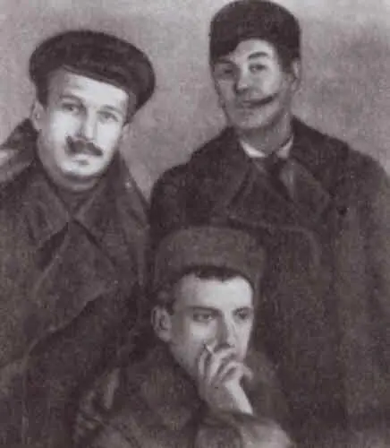 Маяковский сидит и художники Окон РОСТА И Малютин и М Черемных 1920 г - фото 32