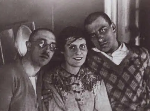 Маяковский и Брики Фото А Родченко 1928 г С Лилей на морском курорте в - фото 38
