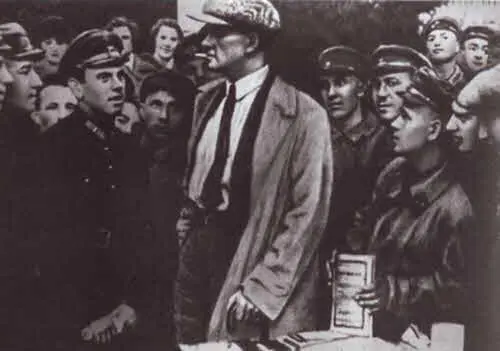 На книжном базаре с красноармейцами 1929 г Первое издание поэмы Хорошо - фото 51