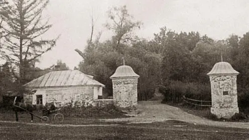 У въездных башен усадьбы Ясная Поляна 1905 г Фотография П А Сергеенко Л - фото 206