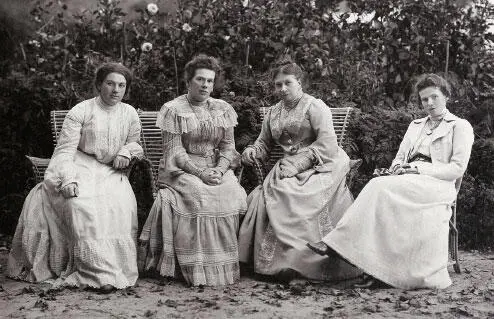 С А Толстая с дочерьми 28 августа 1903 г Ясная Поляна Фотография Ф Т - фото 213