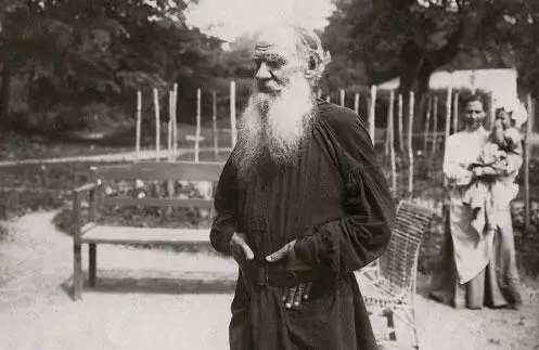 Л Н Толстой на площадке перед домом в Ясной Поляне 18 мая 5 июня 1901 г - фото 218