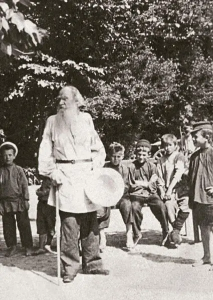 Л Н Толстой и крестьянские дети в Ясной Поляне Июнь 1905 г Фотография П И - фото 220