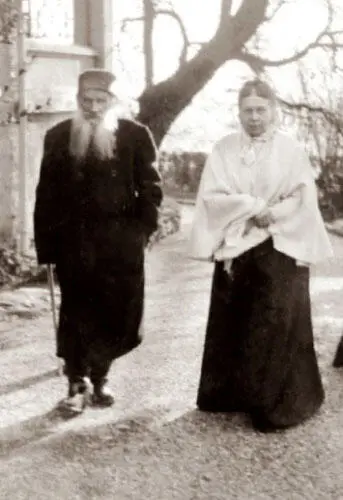 Супруги Толстые на прогулке около дома в Гаспре Декабрь 1901 г Фотография А - фото 224