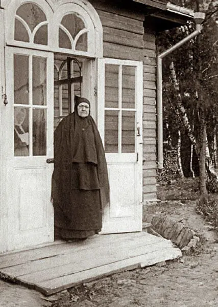 М Н Толстая на пороге своей кельи в Шамординском монастыре 1904 г - фото 246