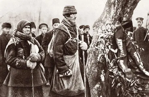 Крестьяне у могилы Л Н Толстого 1910 г Ясная Поляна Софья Андреевна - фото 259