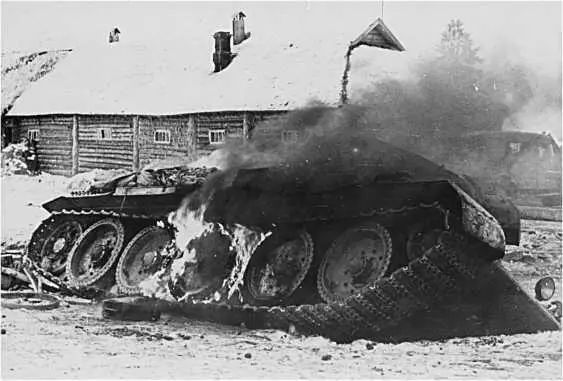 Горит Т34 подбитый в одной из подмосковных деревень Машина еще на катках с - фото 33