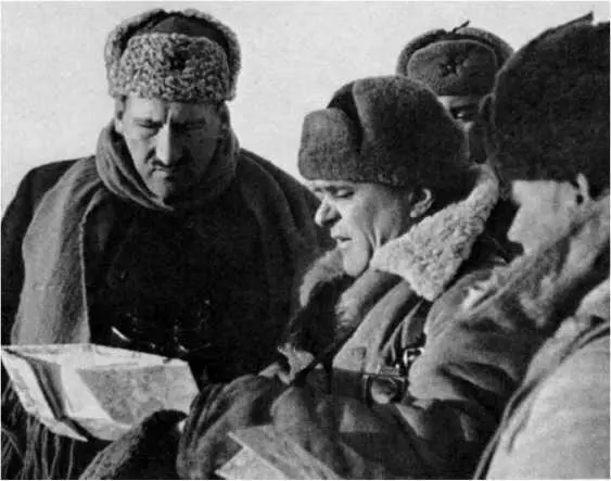 Командующий 33й армией генераллейтенант МГ Ефремов первый слева на - фото 40
