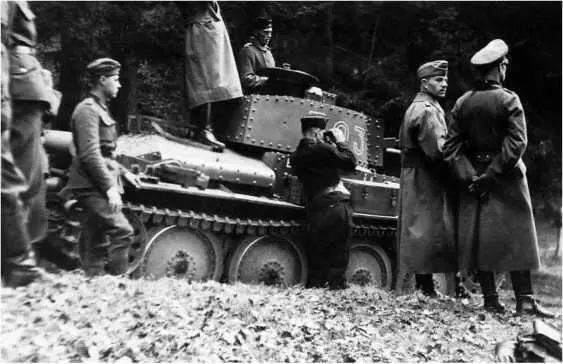 Подготовка атаки Немцы у танка Pz38t 19й тд Для двигавшейся в тыл - фото 55