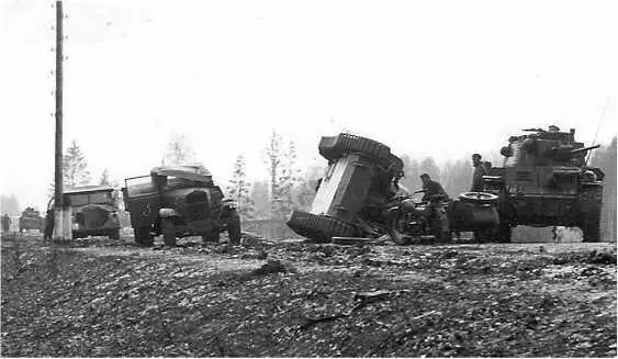 Перевернувшийся на шоссе у деревни Воробьи немецкий танк Pz38t 19й тд - фото 63