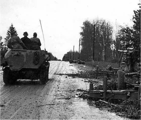 Немецкий бронетранспортер SdKfz250 проезжает мимо 85мм зенитки поставленной - фото 65