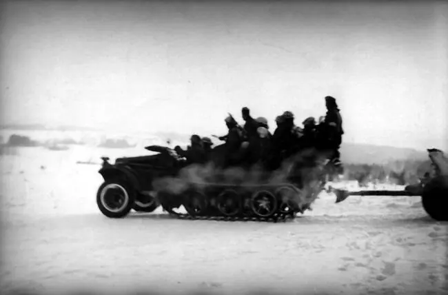 Вперед только впред Немецкий тягач SdKfz10 с противотанковой пушкой на - фото 109