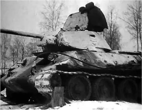 По машинам Танкисты занимают места в боевых машинах кадр хроники Тем - фото 138