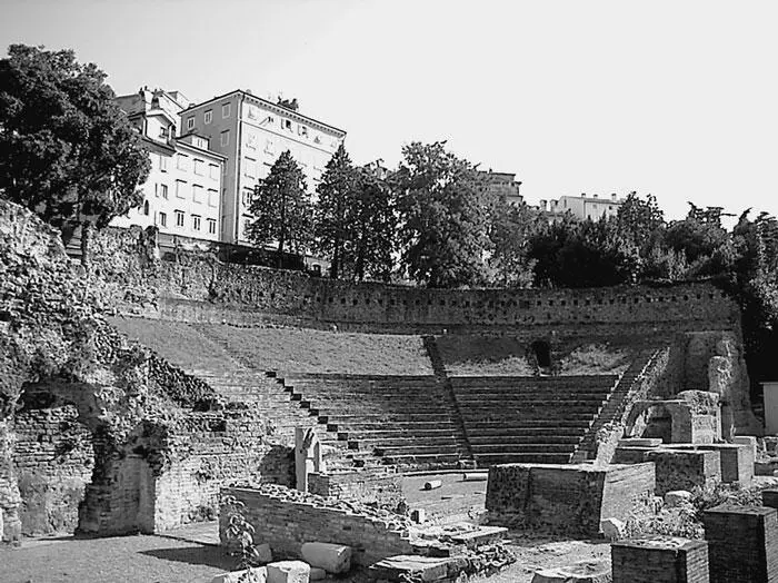 Римский театр На холме СанДжусто в историческом центре города находятся - фото 245