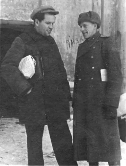 Е Коковин справа с художником Семёном Григорьевым Е Коковин в апреле 1946 - фото 6