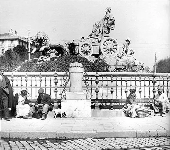 Скульптурная группа фонтана Сибелес в 1906 г У фонтана Сибелес есть еще - фото 36