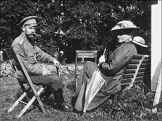 Николай II и Александра Федоровна Царское Село Июнь 1917 г За 304 года - фото 84