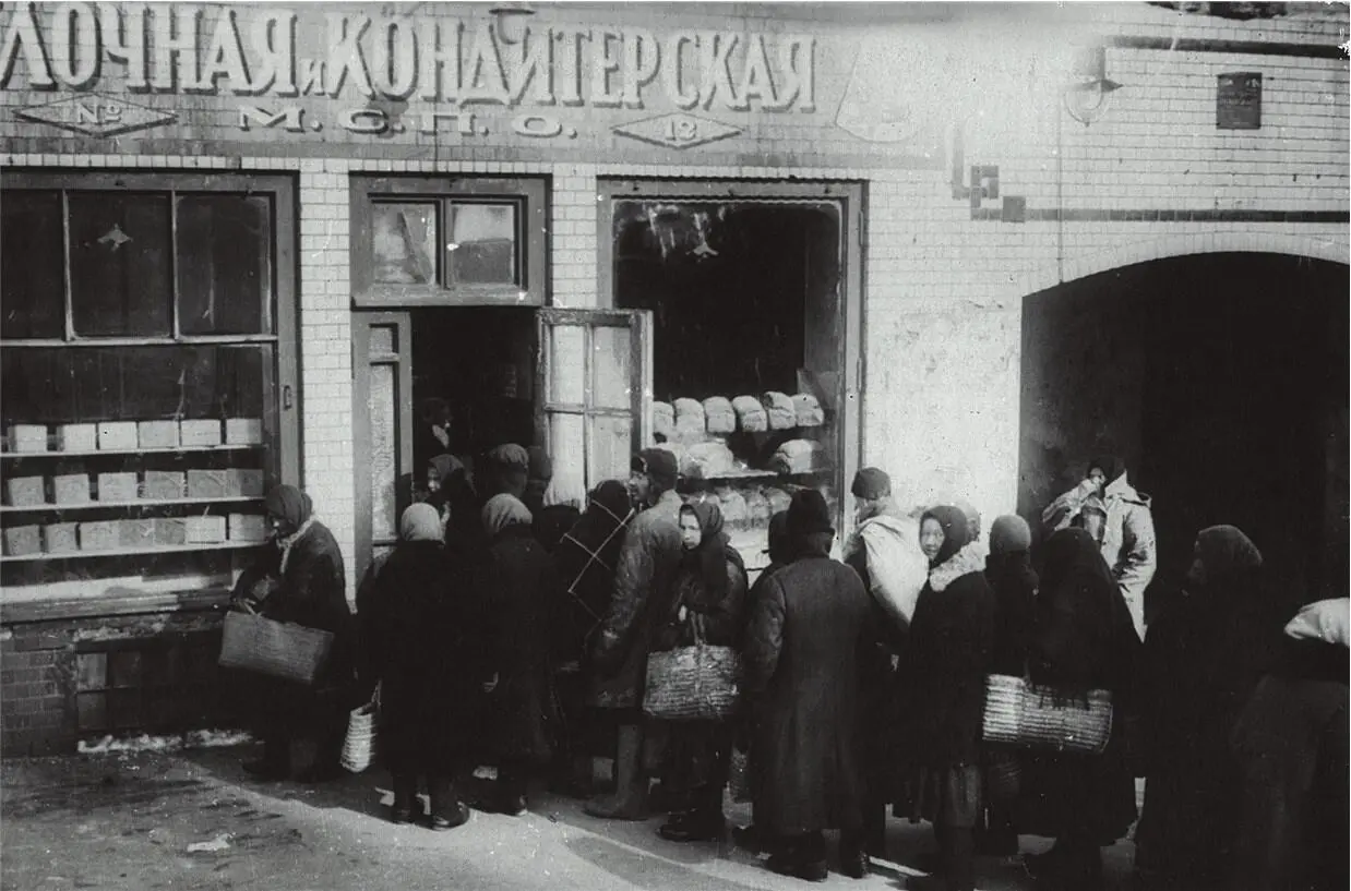 Очередь за хлебом по карточкам Москва 1929 РГАКФД Продажа хлеба по карточкам - фото 11