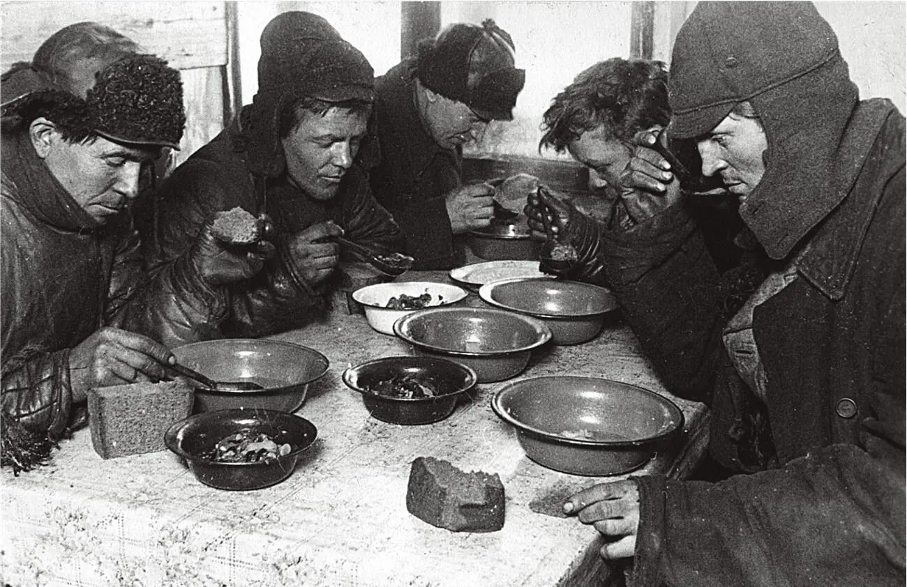 Рабочие Самары обедают в заводской столовой 1932 РГАКФД Обед в столовой - фото 17