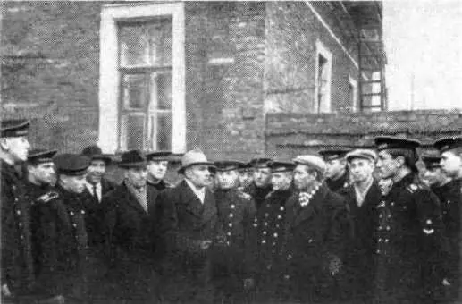 На улице Морского десанта Возложение венков на братскую могилу Матр - фото 54