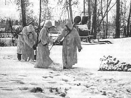 Немецкие солдаты на фоне подбитого танка Т26 В этот день атаковала и - фото 14