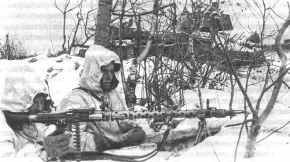 Немецкие пулеметчики Отличительная черта боев в лесах южнее Погостья была в - фото 46